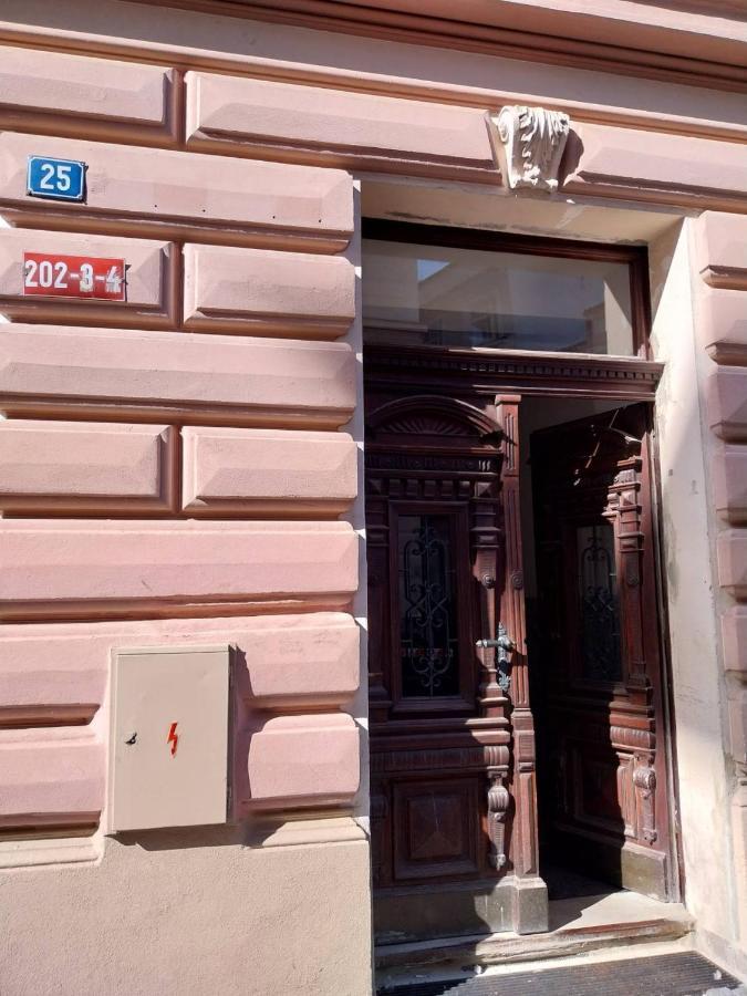 Apartman V Centru Na Velkem Namesti Hradec Králové Exterior foto